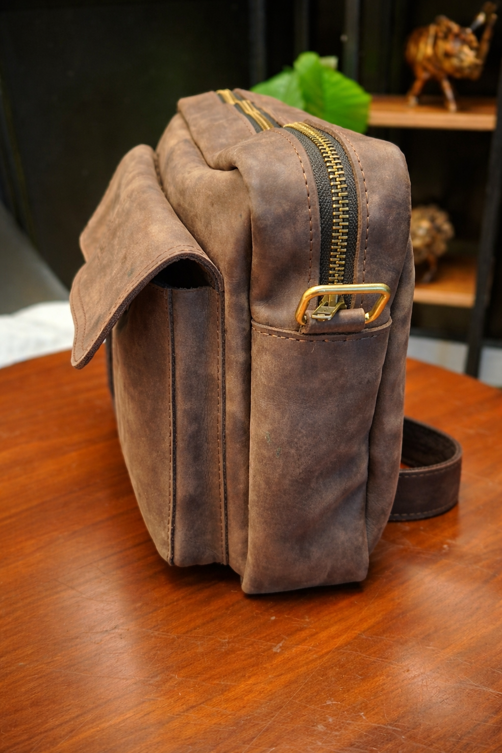 The Kamanda Compact Messenger — Move Light. Carry Smart.